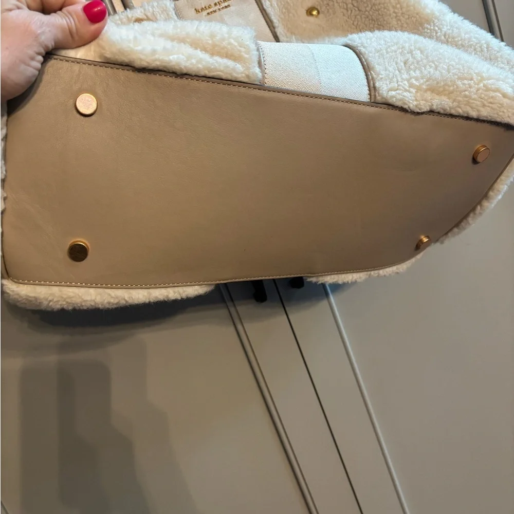 Kate Spade Everything racing stripe faux shearling large tote bag - Picture 4 of 10